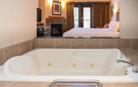 King Suite Jetted Tub - The Rundlestone Lodge